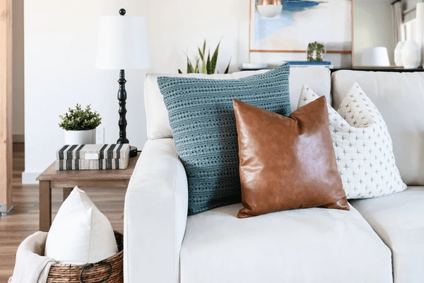 中性客厅，扔沙发上的枕头。