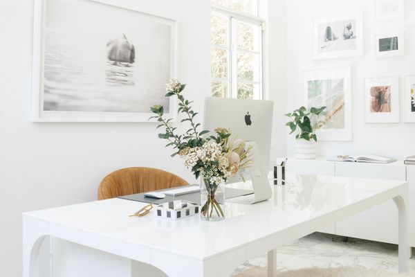 有计算机的白色美丽的被称呼的书桌。