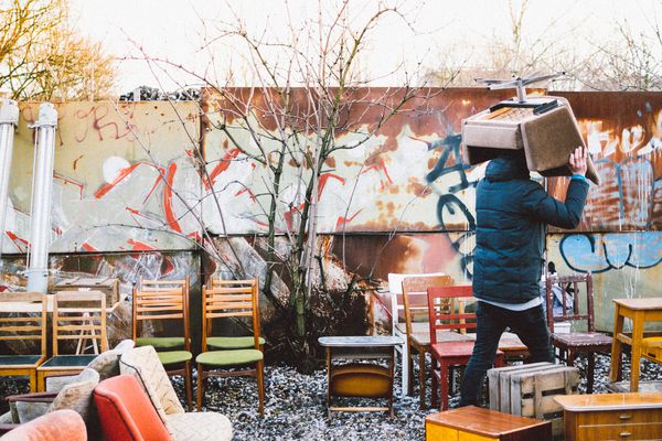 在弗洛赫马克特莫尔公园，一名男子扛着椅子