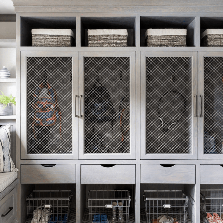 一个灰色的储藏室，里面装满了储物柜、抽屉和篮子