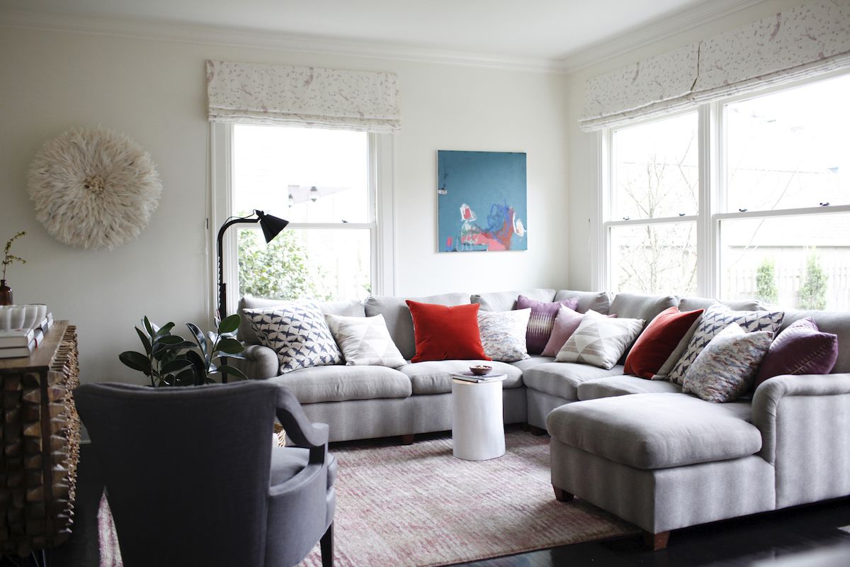 带条纹沙发的客厅