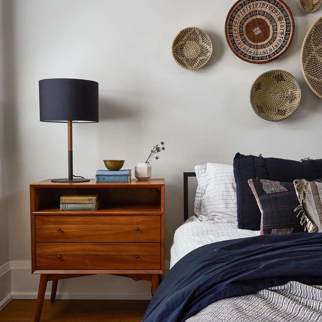 有木制床头柜的床