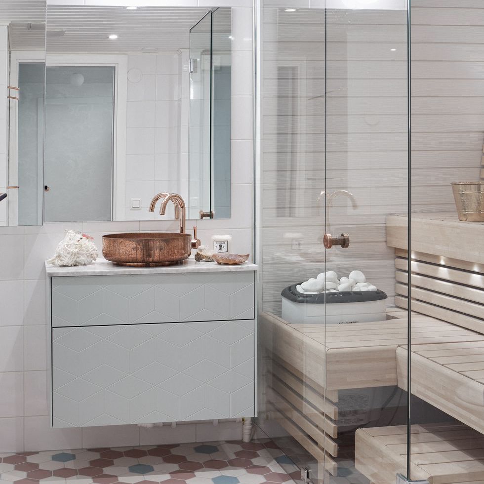 用十六进制瓷砖桑拿浴室/浴室中的蜂窝图案布置。