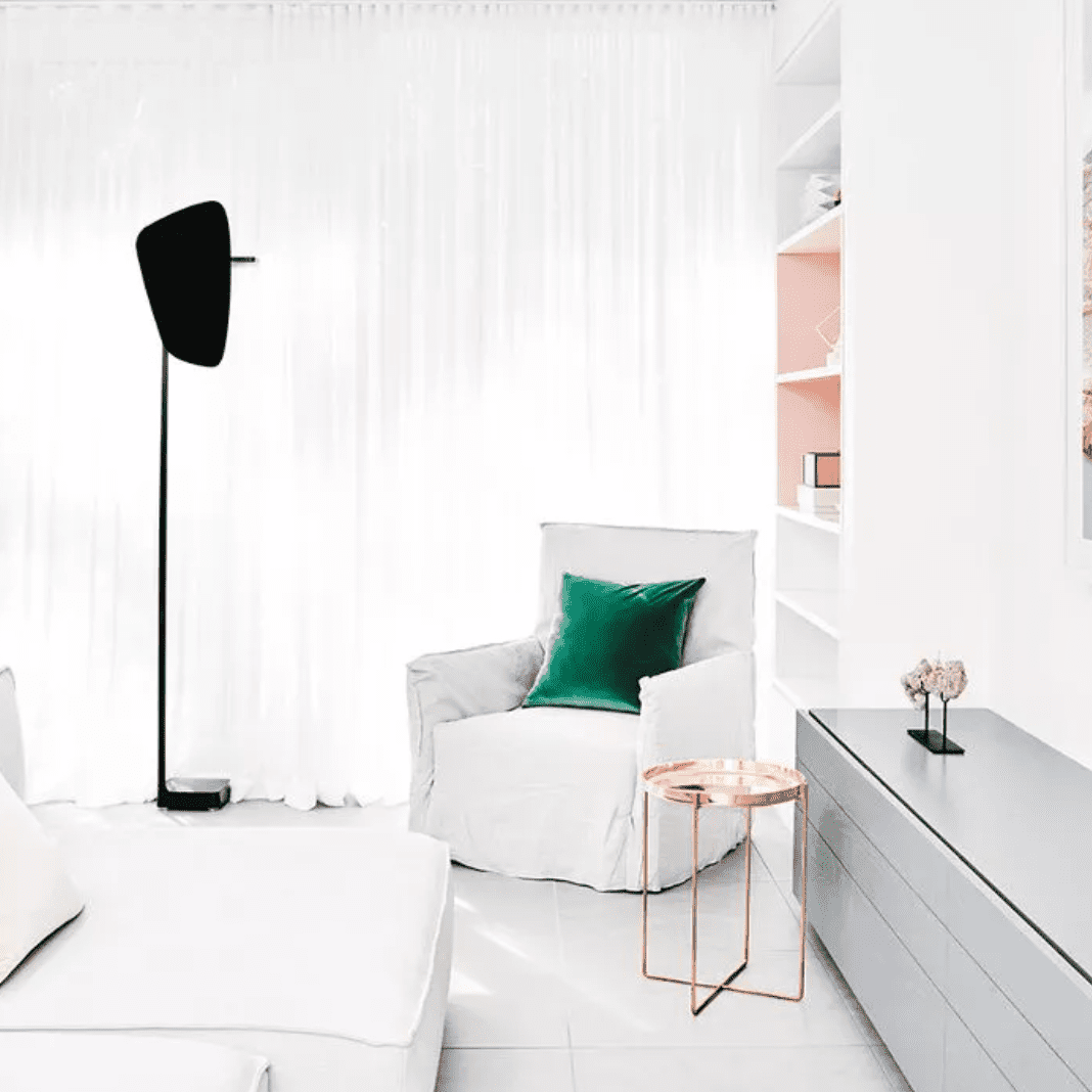 明亮的客厅，从地板到天花板都挂着透明的窗帘