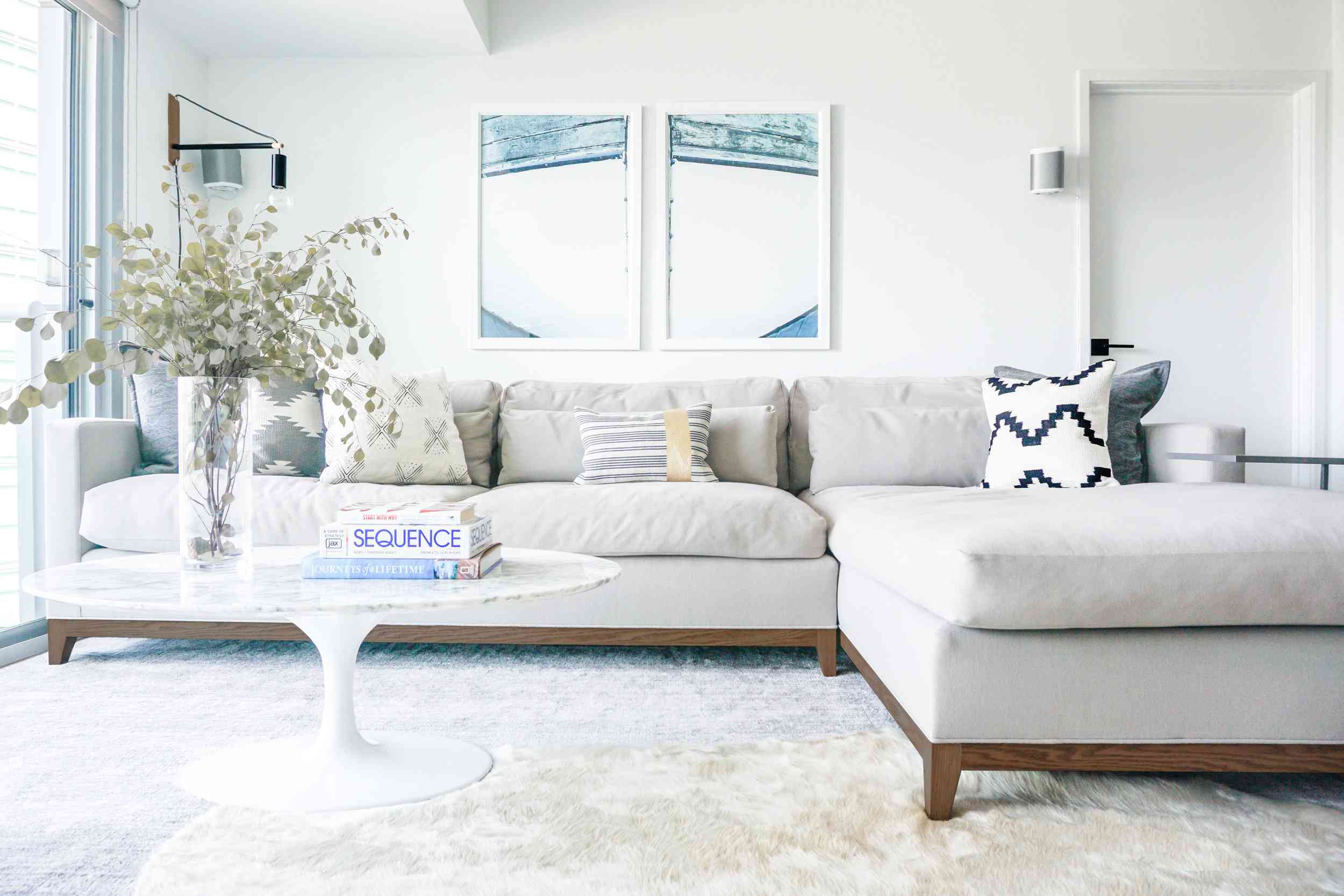 白色客厅，l形沙发