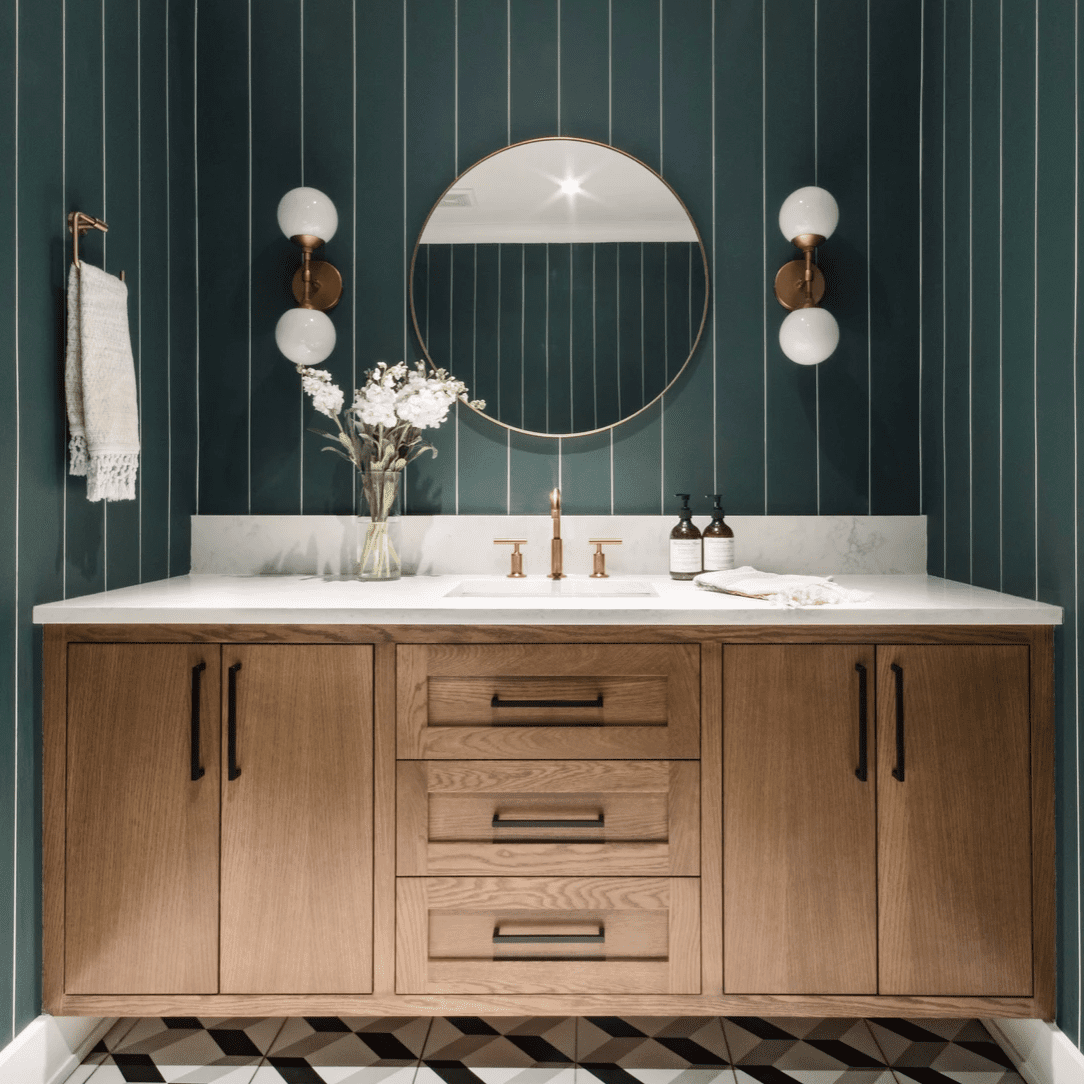 一个带深绿色壁纸的大粉末室