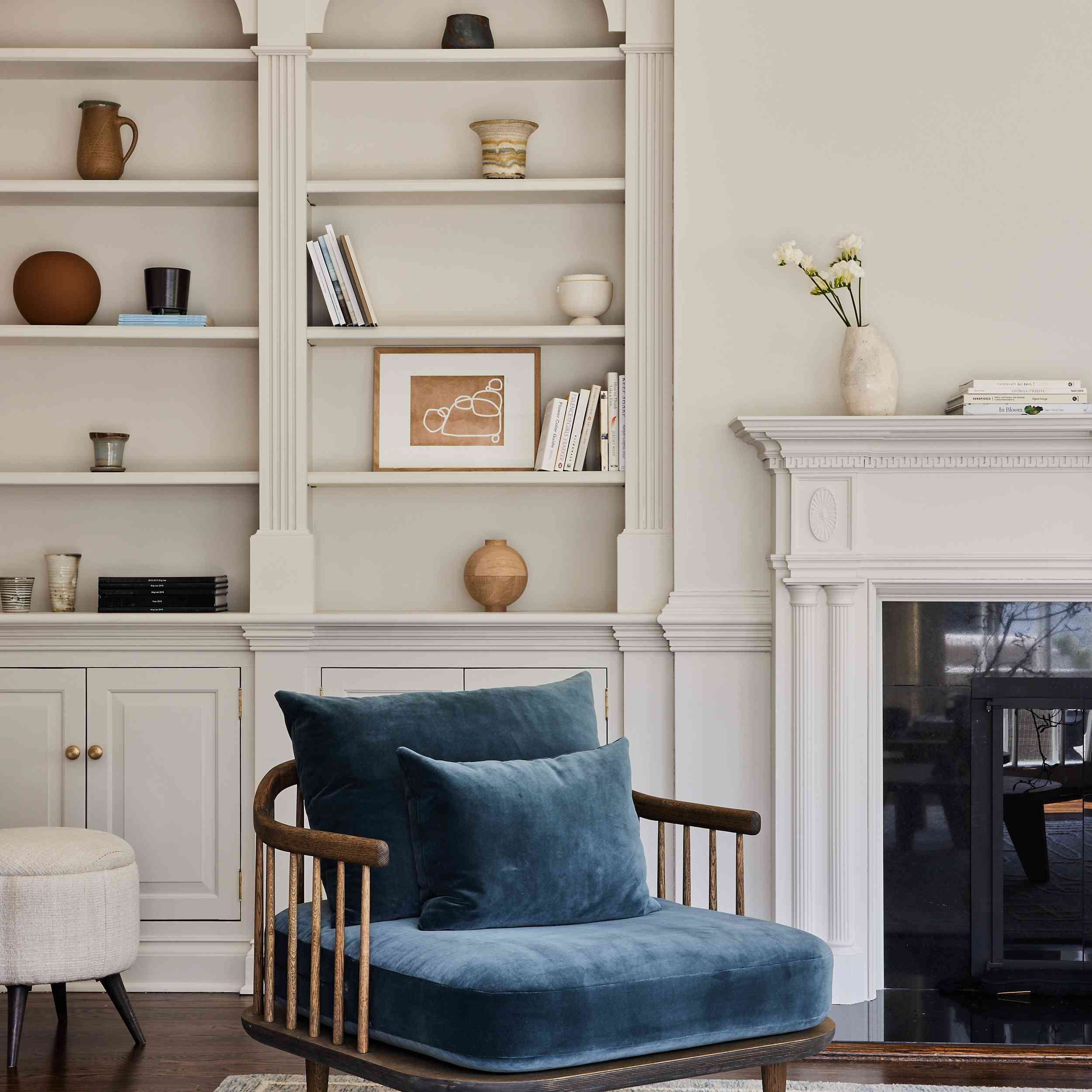 康涅狄格农家之旅-蓝色天鹅绒口音椅子前拱形内置书架