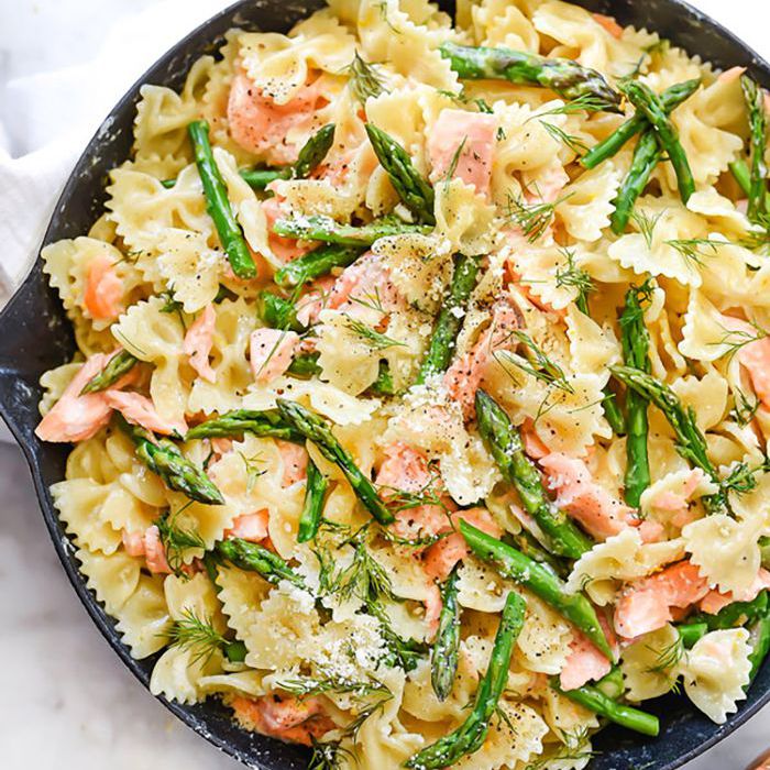 奶油蝴蝶意面配三文鱼和芦笋