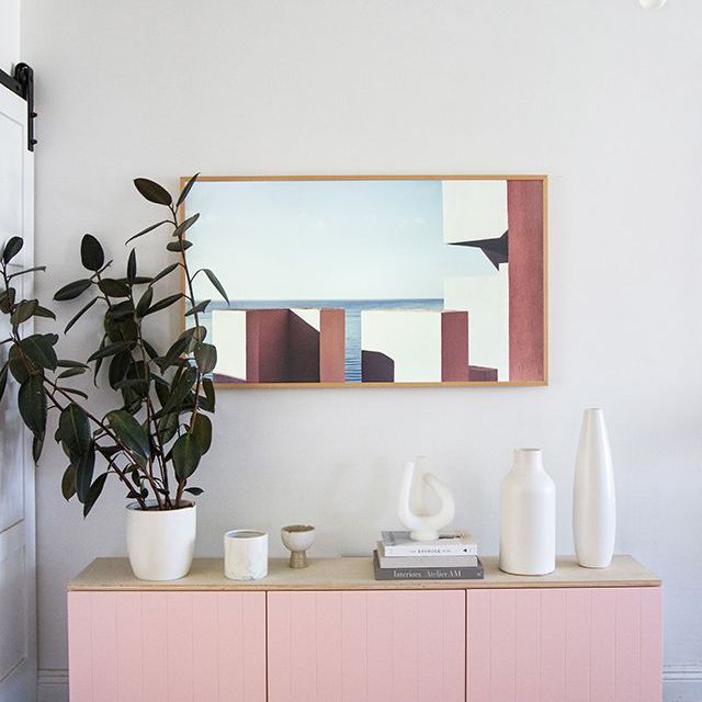 小房间装饰花瓶和一株植物在旁边的桌子上