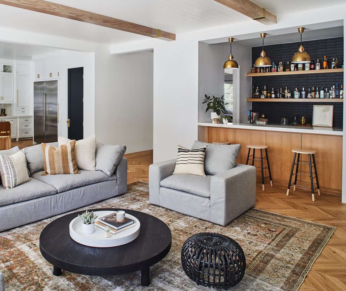 客厅两侧是酒吧和开放式厨房