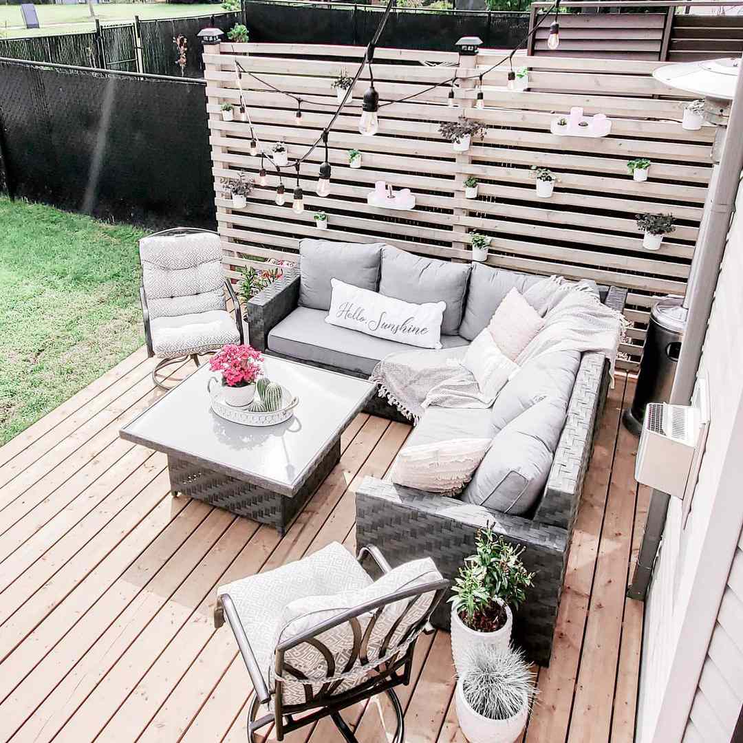 挂在露台上的咖啡馆灯