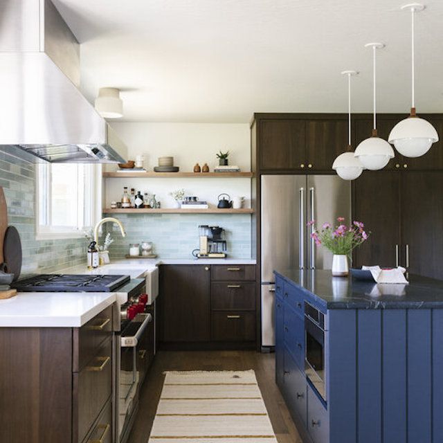 带微波炉的厨房岛