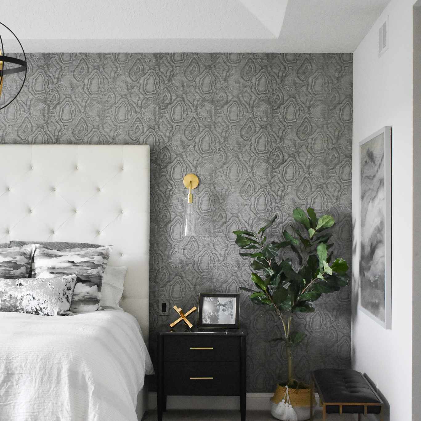 在拍摄新壁纸和别致的家具的卧室后。