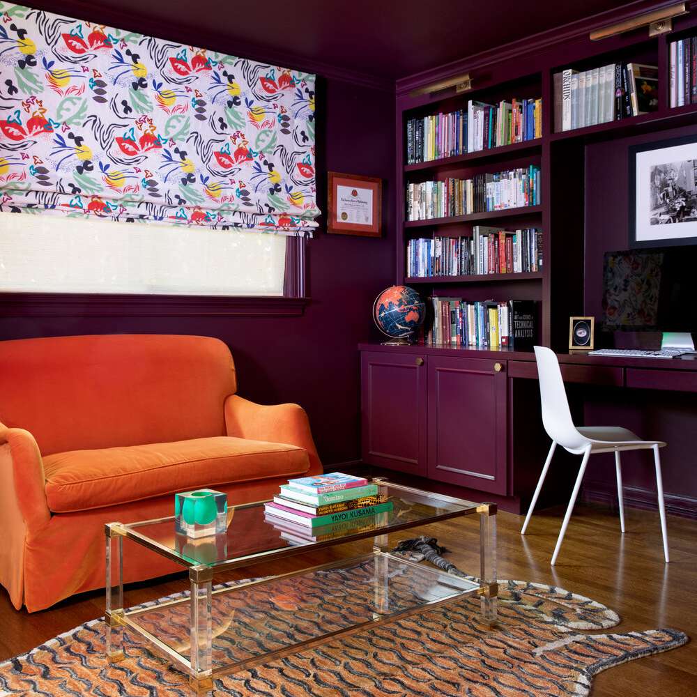 大型橘色天鹅绒超大扶手椅。