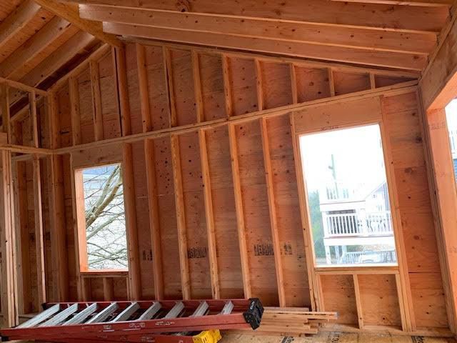 在射击空的卧室之前。