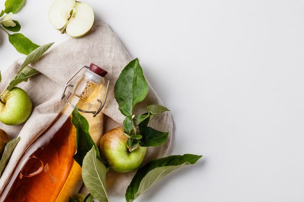 苹果醋瓶在白色背景下的特写-库存照片