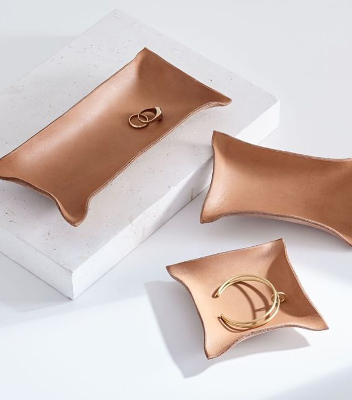 制作坚实的手工形状的皮革托盘