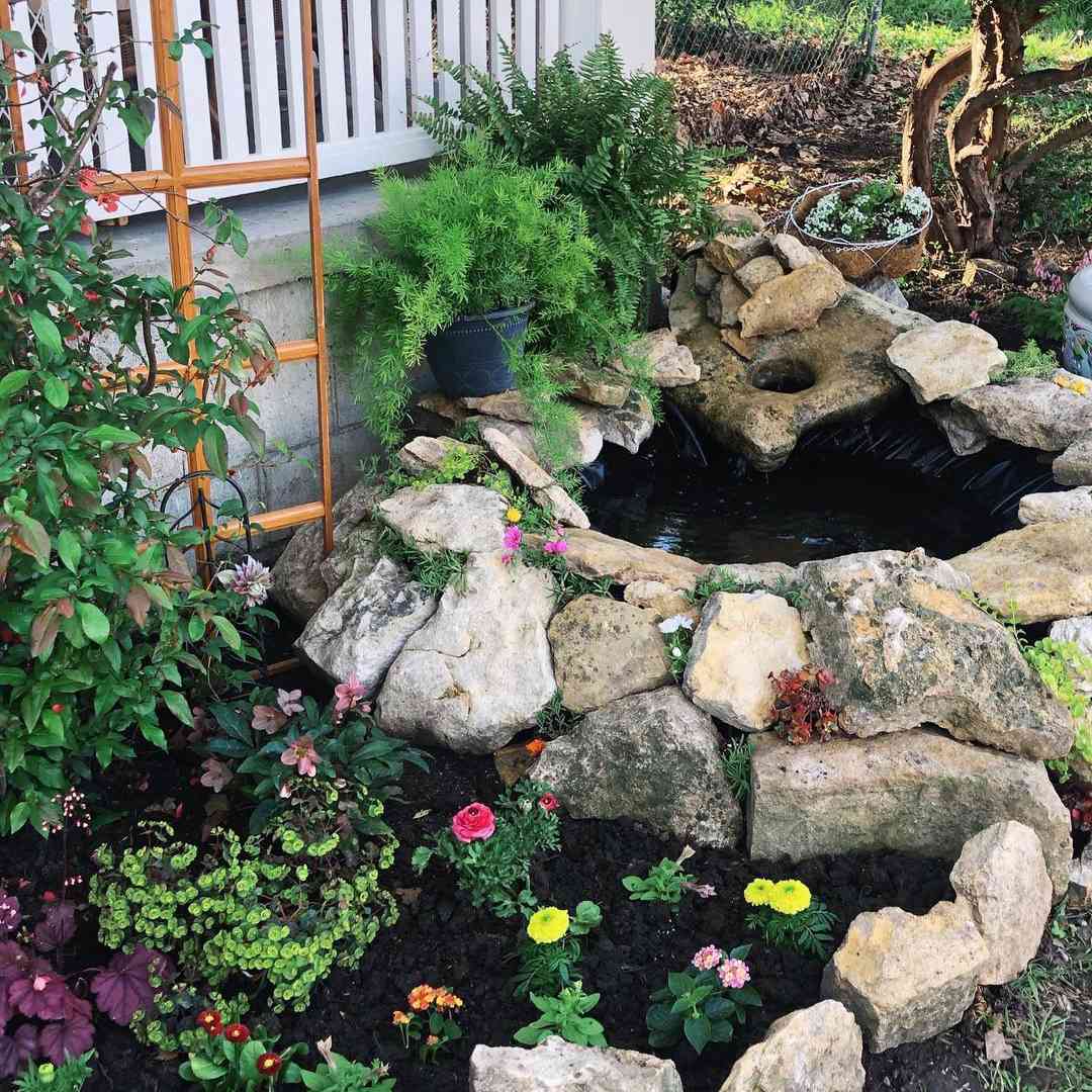 与明亮的五颜六色的花的异想天开的花床。