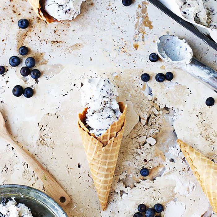 简单的甜点食谱-没有搅拌蓝莓马斯卡泊尼冰淇淋