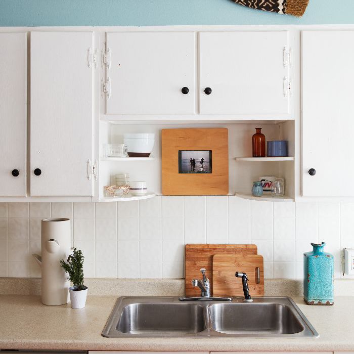 装饰扫帚厨房挂在橱柜上方