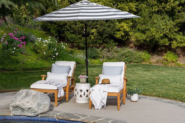 游泳池边休息的椅子。