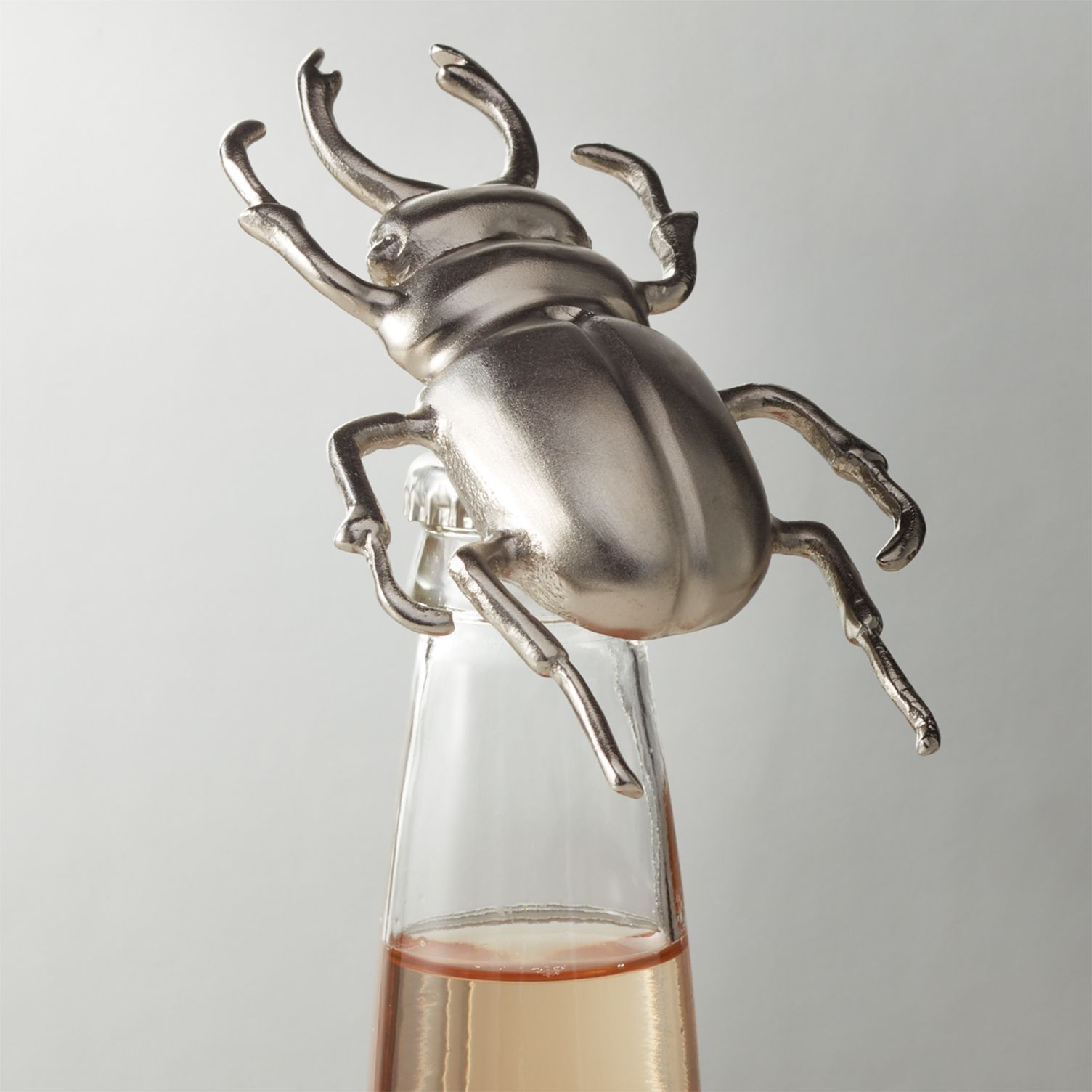 银甲虫形开瓶器打开玻璃瓶中。