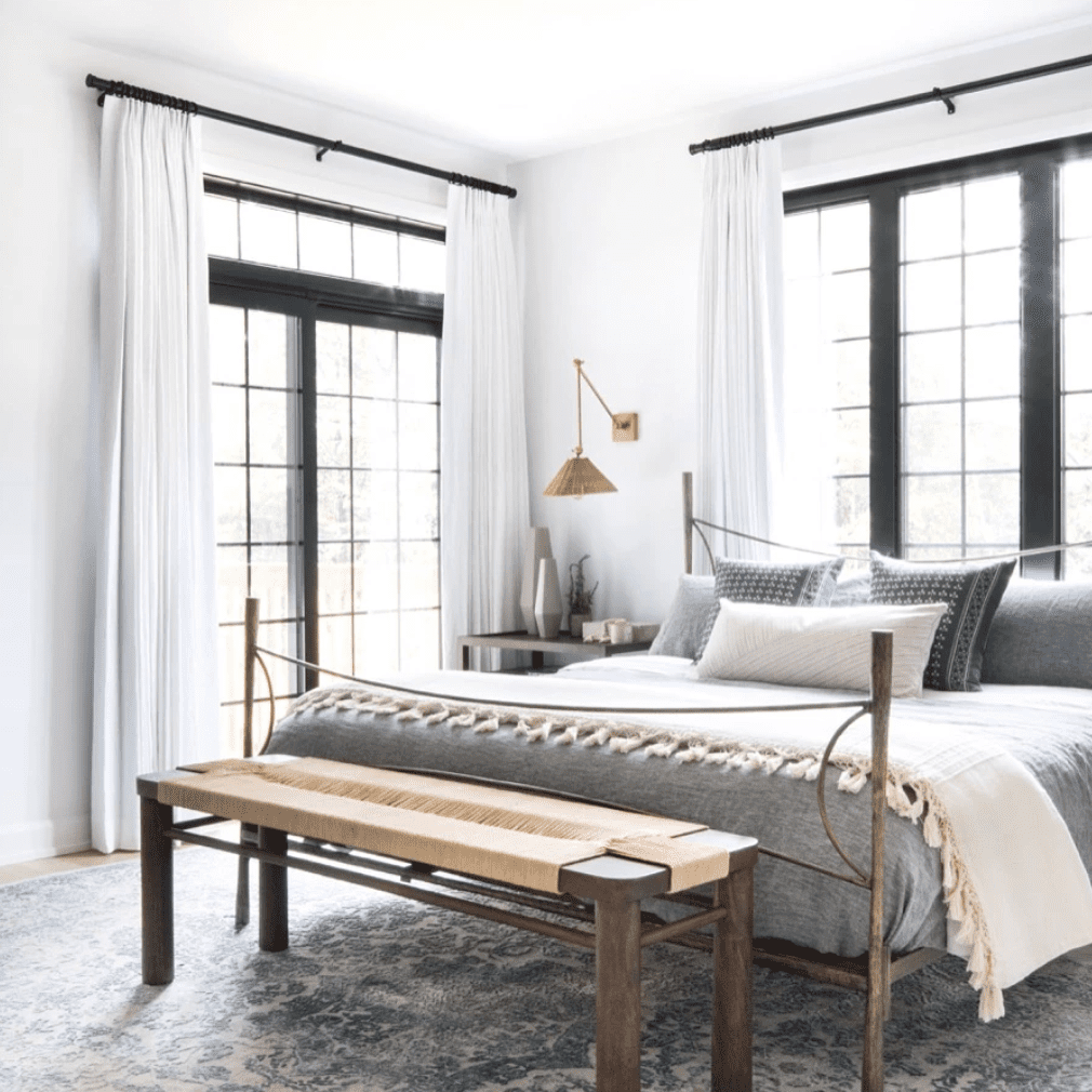 一间带编织的卧室