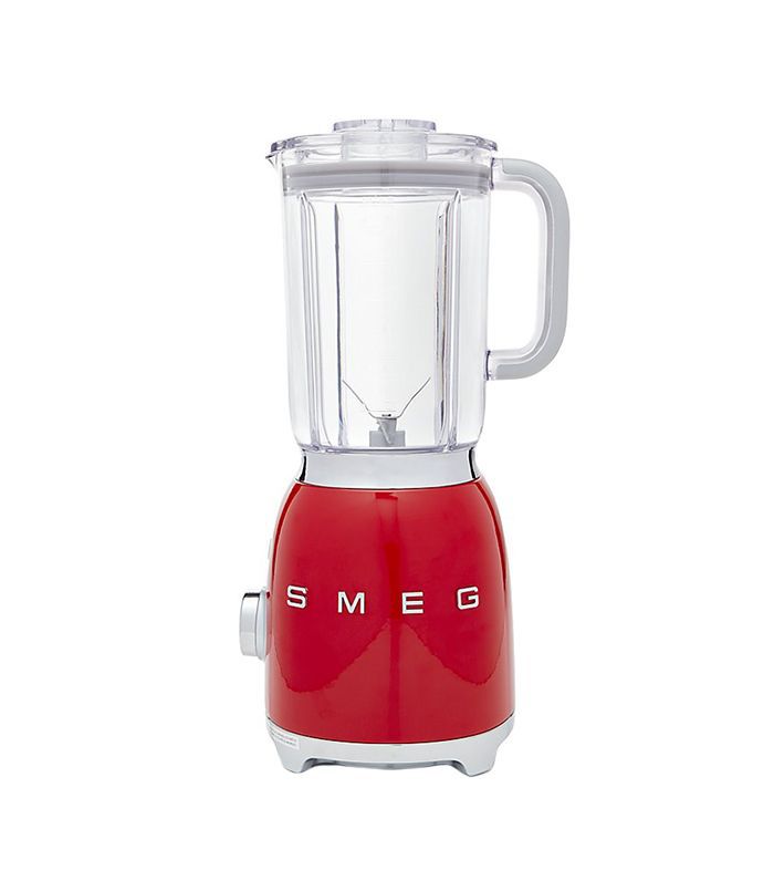 板条箱和桶的Smeg红色复古搅拌机
