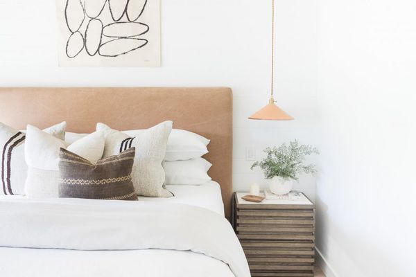 在床上的新鲜的白色床单。