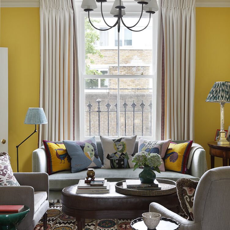 客厅里有亚麻窗帘