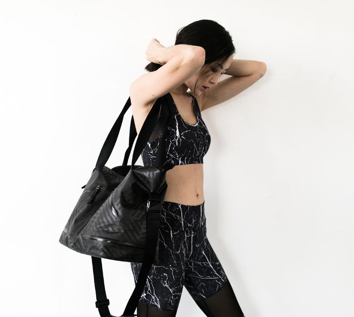 一个穿着工作服的女人在去健身班的路上