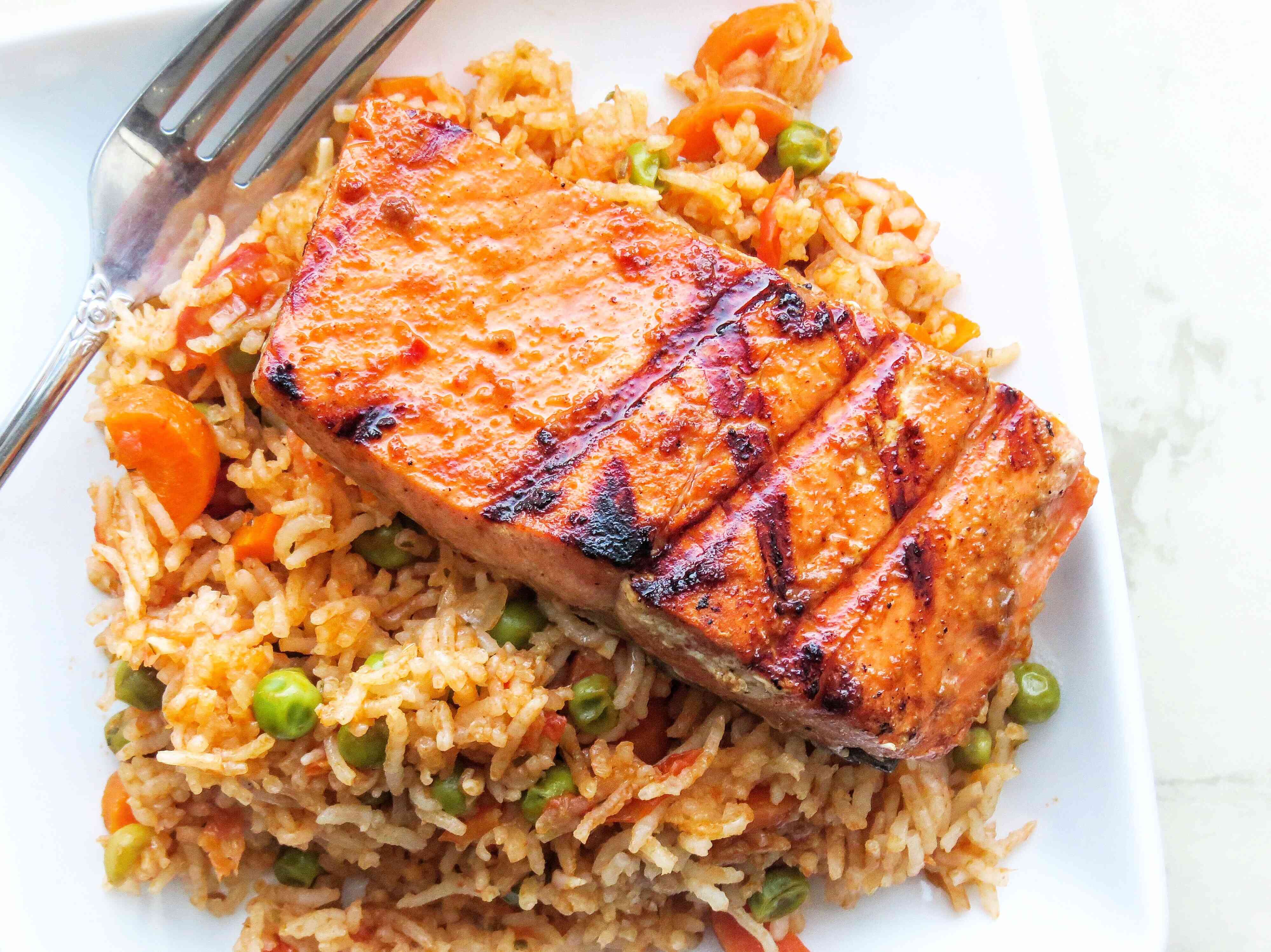 一锅喀麦隆jollof饭鲑鱼