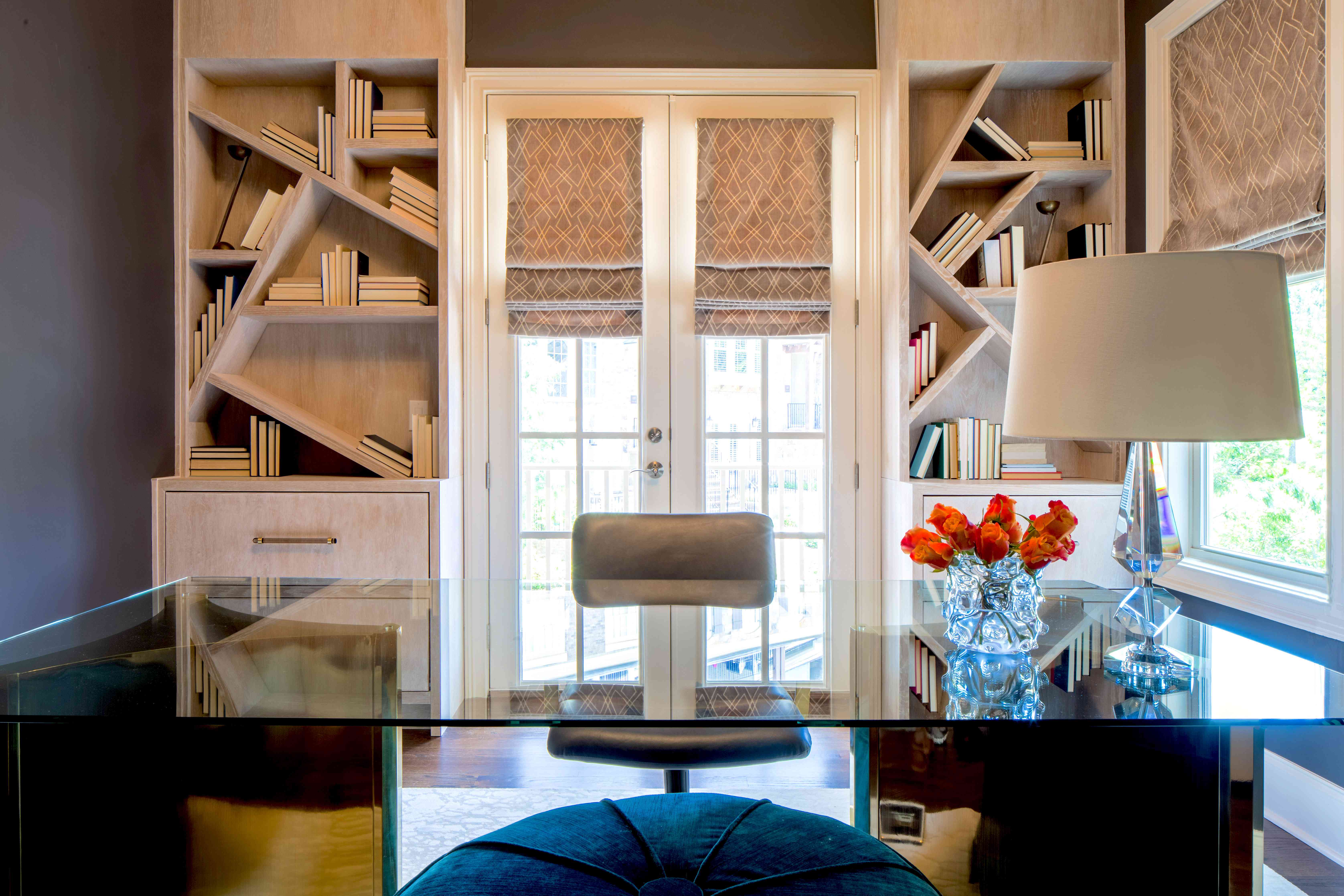 从办公室的玻璃桌子上看。