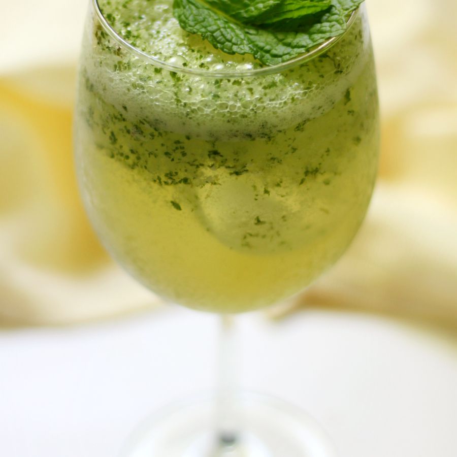 在一杯的绿茶和椰子水模仿与薄菏的。