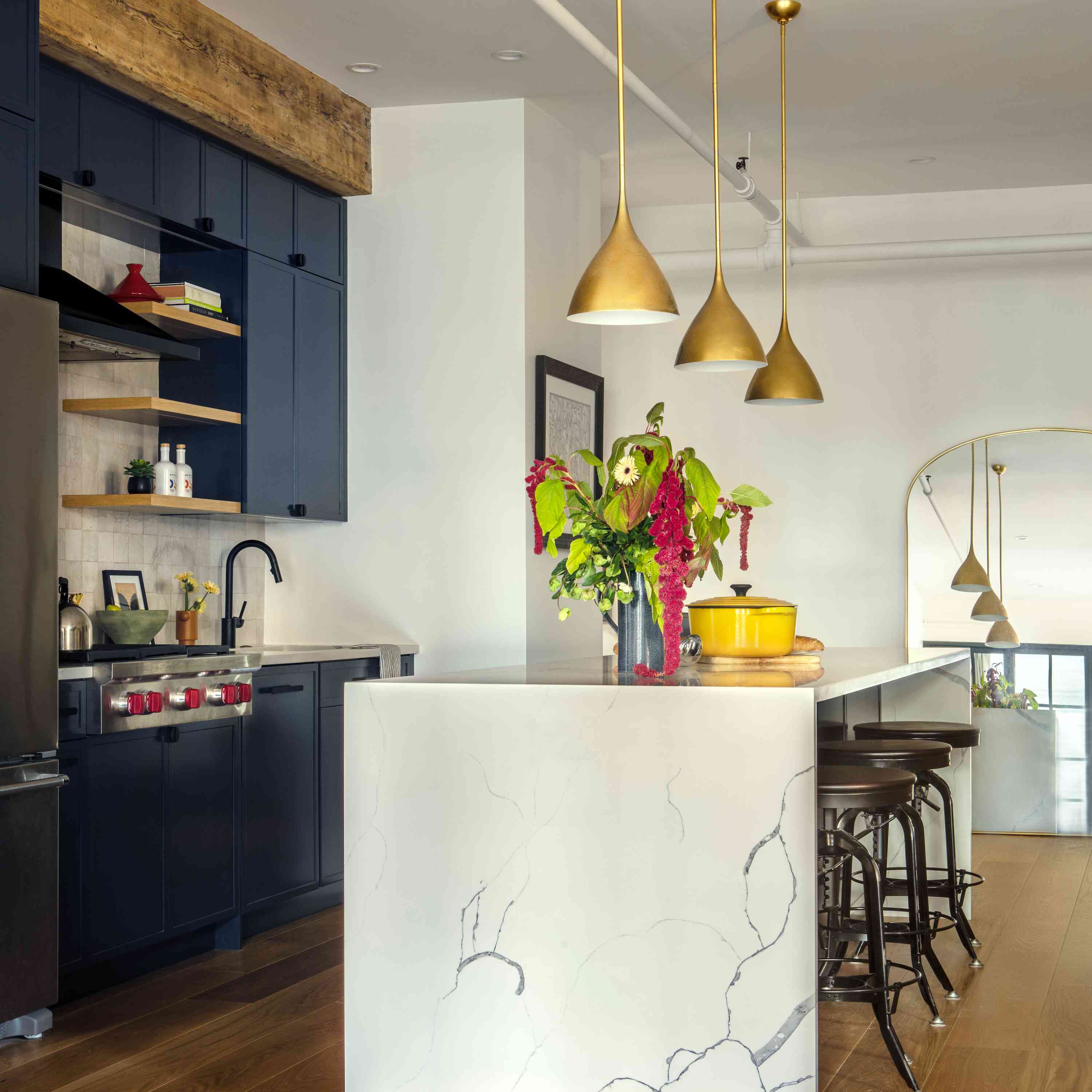 有大理石瀑布岛的厨房。