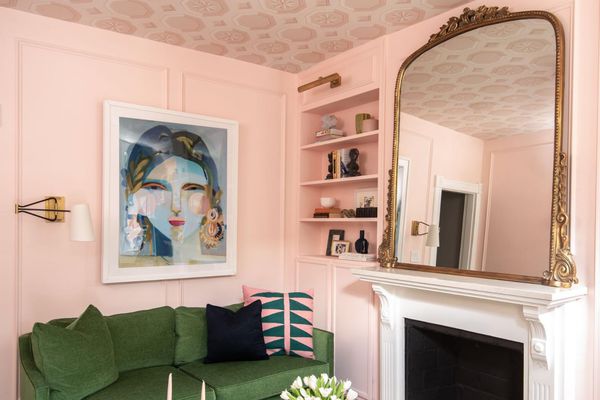大胆的粉红色复古灵感客厅。