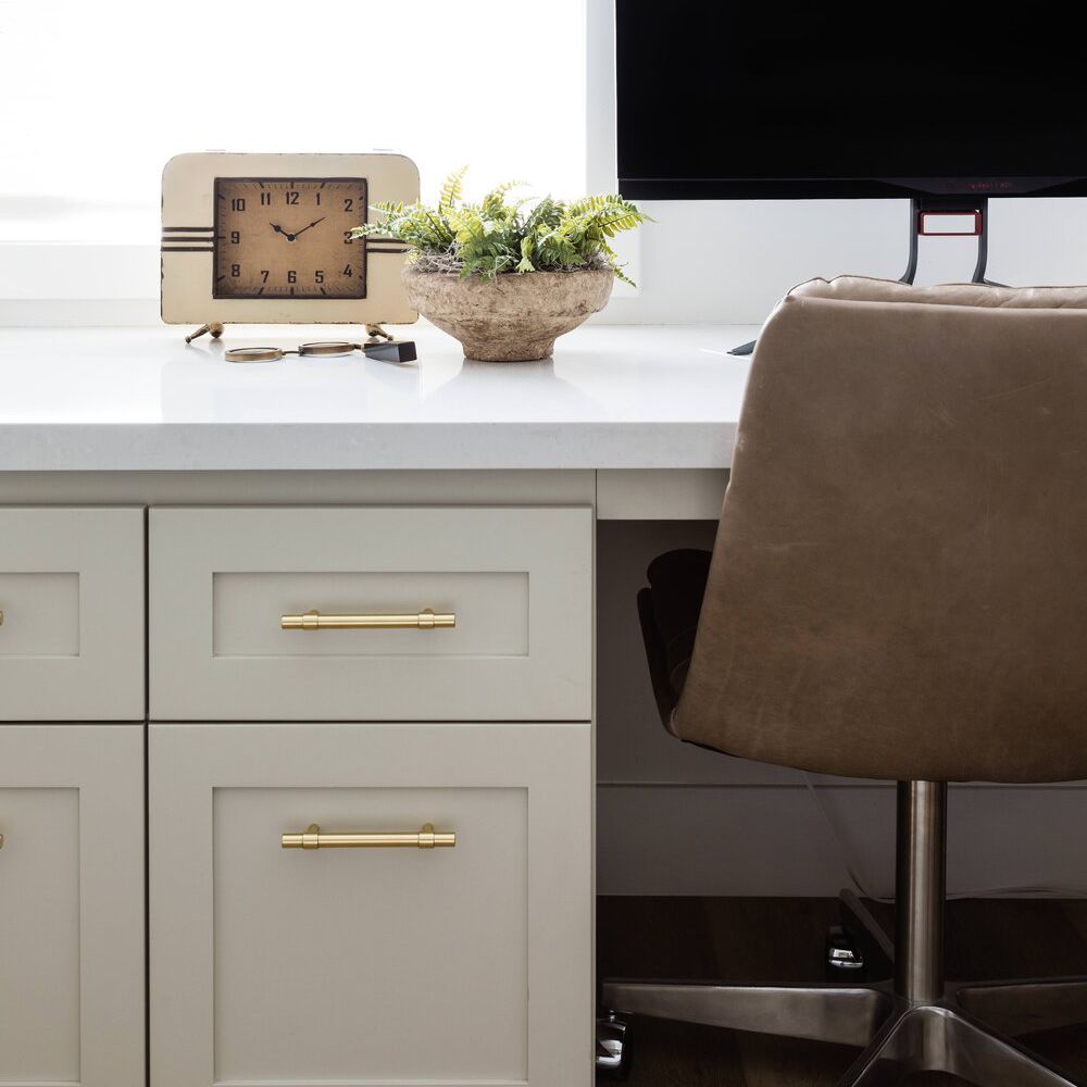 带有小植物的中性书桌。