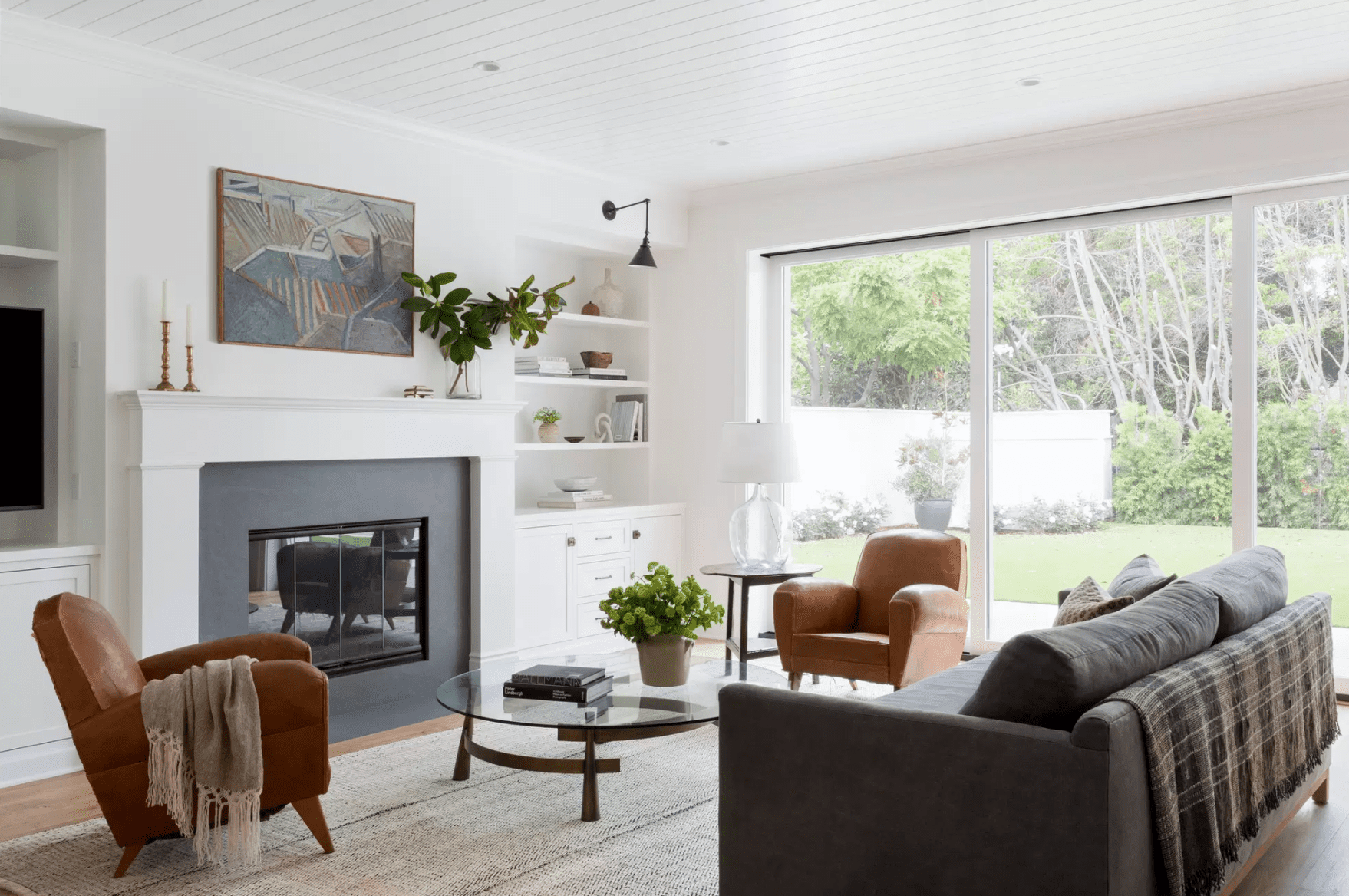 有传统座椅和时髦的现代桌子的客厅