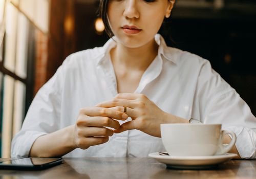 一个女人摘下了她的结婚戒指