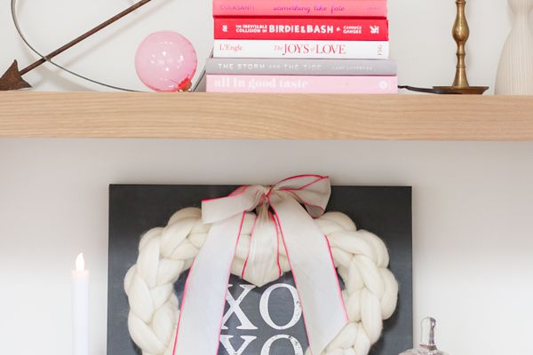 书架上的情人节装饰。