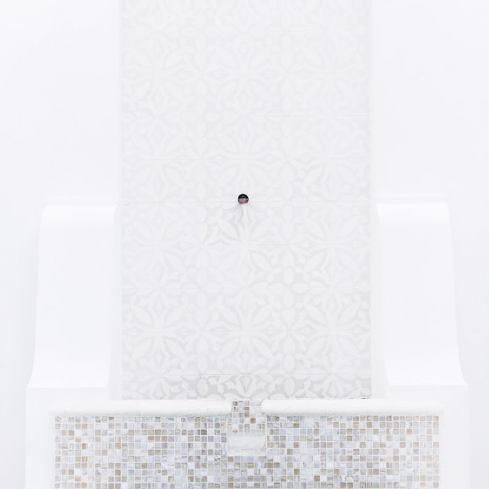 在改造阿吕思家滩的瓷砖池