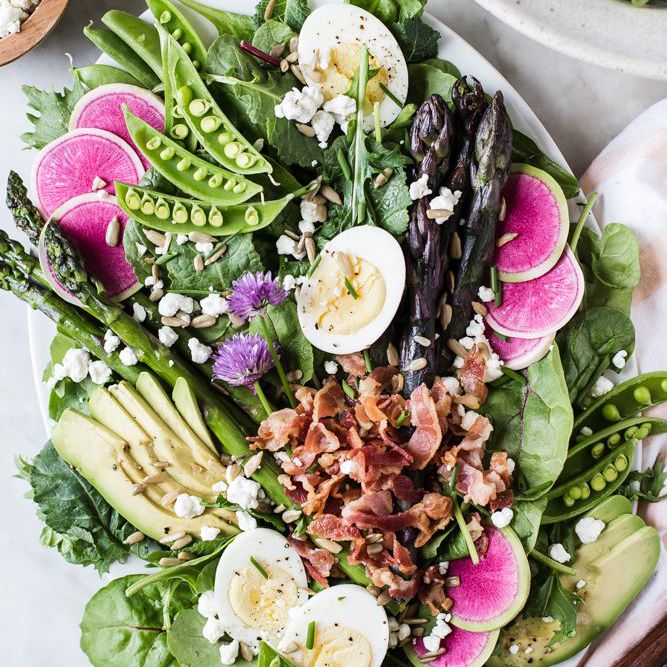 春季科布沙拉展示了切成雪糕的刀口