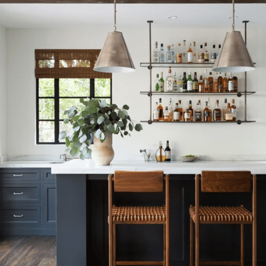 厨房里有备货的厨房酒吧