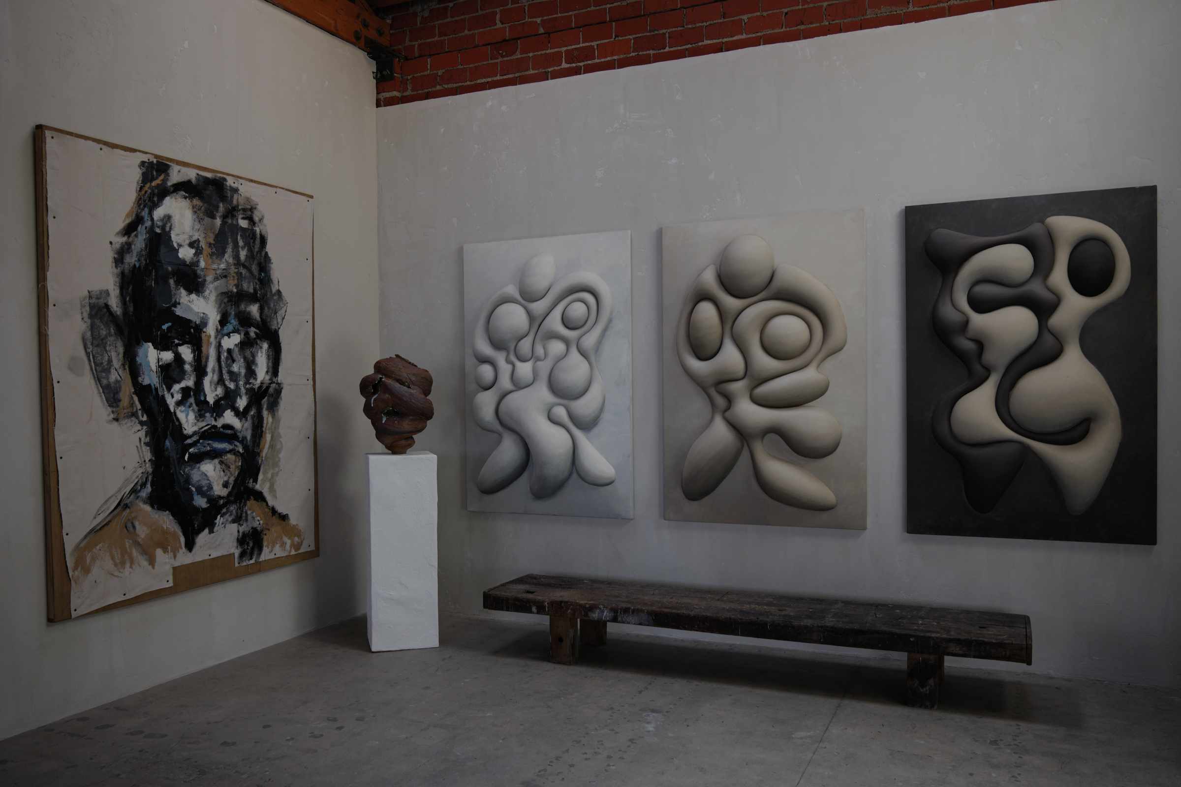 石膏墙艺术展览。