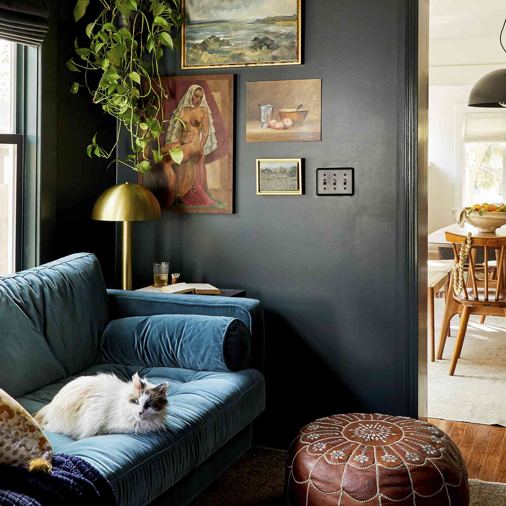 最佳客厅的想法 - 黑色墙壁与老式绘画