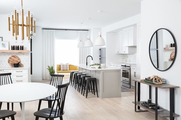 开放式的室内空间，连接厨房和餐厅