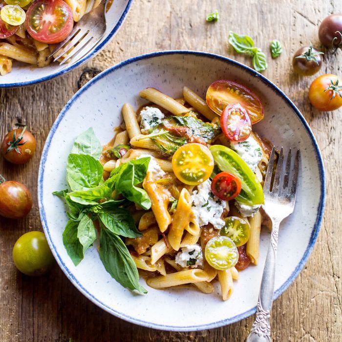 新鲜罗勒的通心粉