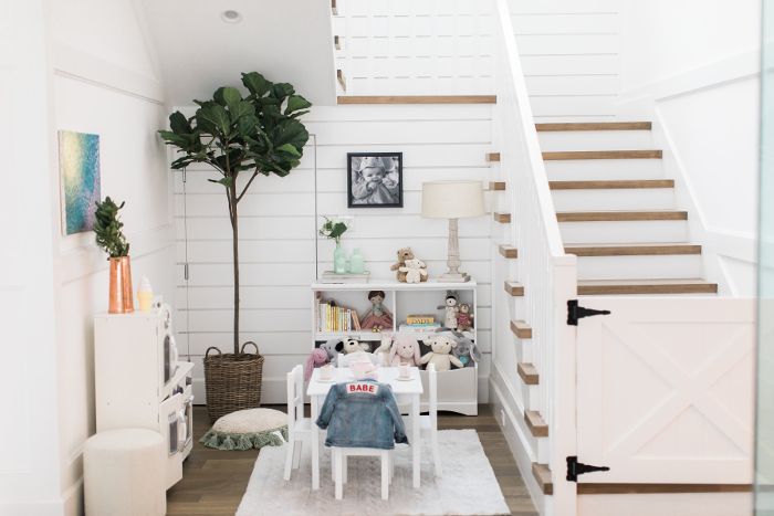 女儿莫莉的游戏室位于楼梯底部