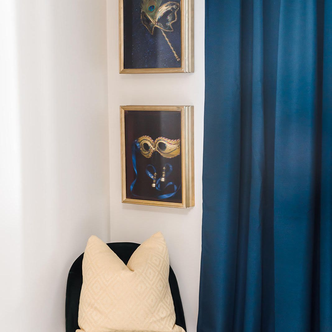 卧室的角落有被构筑的狂欢节面具在墙壁上。