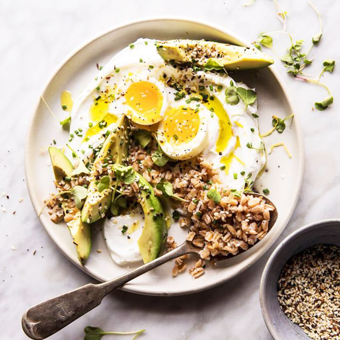 一切香料鸡蛋鳄梨酸奶碗